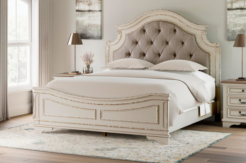 Realyn King Panel Bed, Dresser and 2 Nightstands