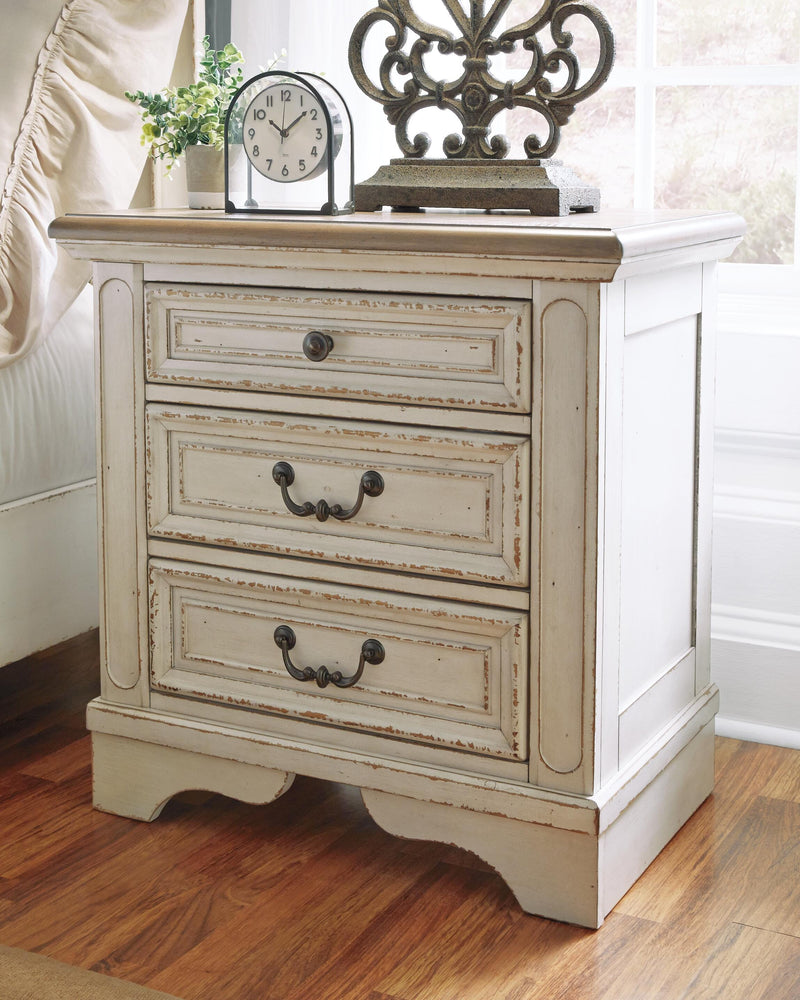 Realyn King Panel Bed, Dresser, Mirror and 2 Nightstands